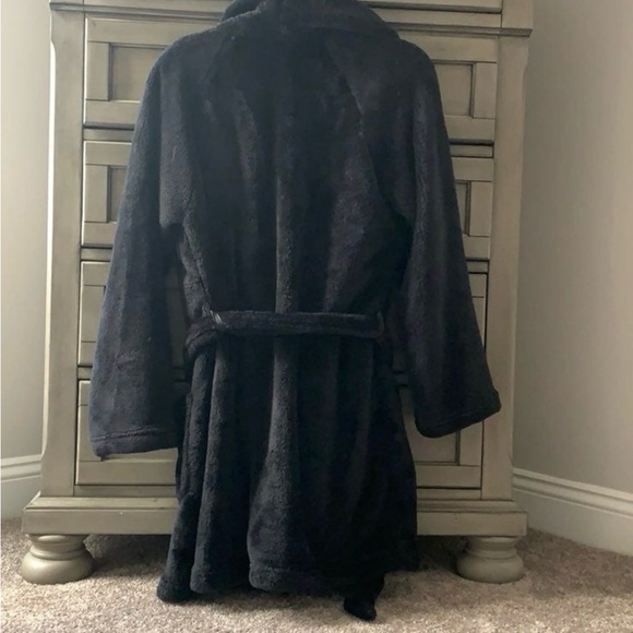 NET VS Black Plush Robe - Picture 2 of 5